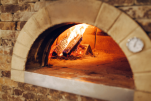 Holzbackofen aus Stein mit Sichtfenster