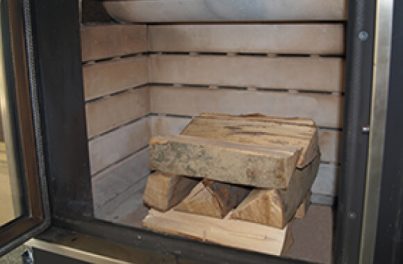 Holzstapel im Ofen immer quer gelegt - Richtig einheizen