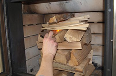ORTNER Service Holzstapel in einem Speicherofen - Richtig einheizen