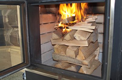 Richtig einheizen Scheiterhaufen im Kachelofen brennt - Richtig einheizen