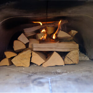 Brennendes Holz in einem Holzbackofen