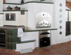 Großer Klassischer Ofen mit grünen Kacheln