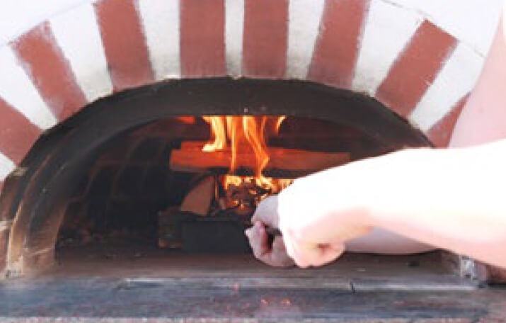 Feuer in einem Holzbackofen