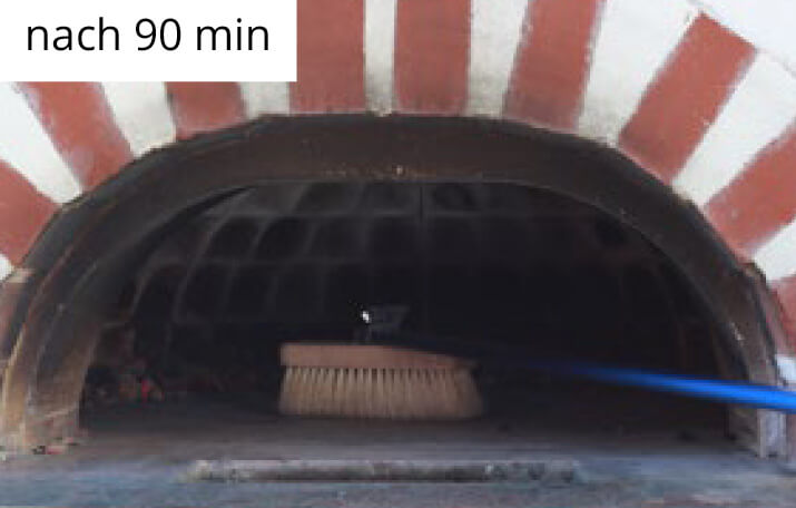 Bürste in einem Holzbackofen