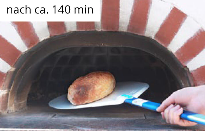 Brot in einem Holzbackofen