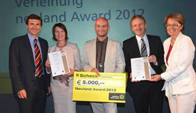 Auszeichnung Fünf Personen mit einer Auszeichnung und einem Schek über 3.000 €