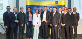 Verleihung des Clusterland Award 2015 Verleihung des Clusterland Award 2015. Verleihung des Clusterland Award durch
Dr.in Petra Bohuslav, NÖ Landesrätin für Wirtschaft, Tourismus, Technologie und Sport, Mag. Reinhard Karl, Vorstandsdirektor Kommerzkunden,
Raiffeisenlandesbank NÖ-Wien AG