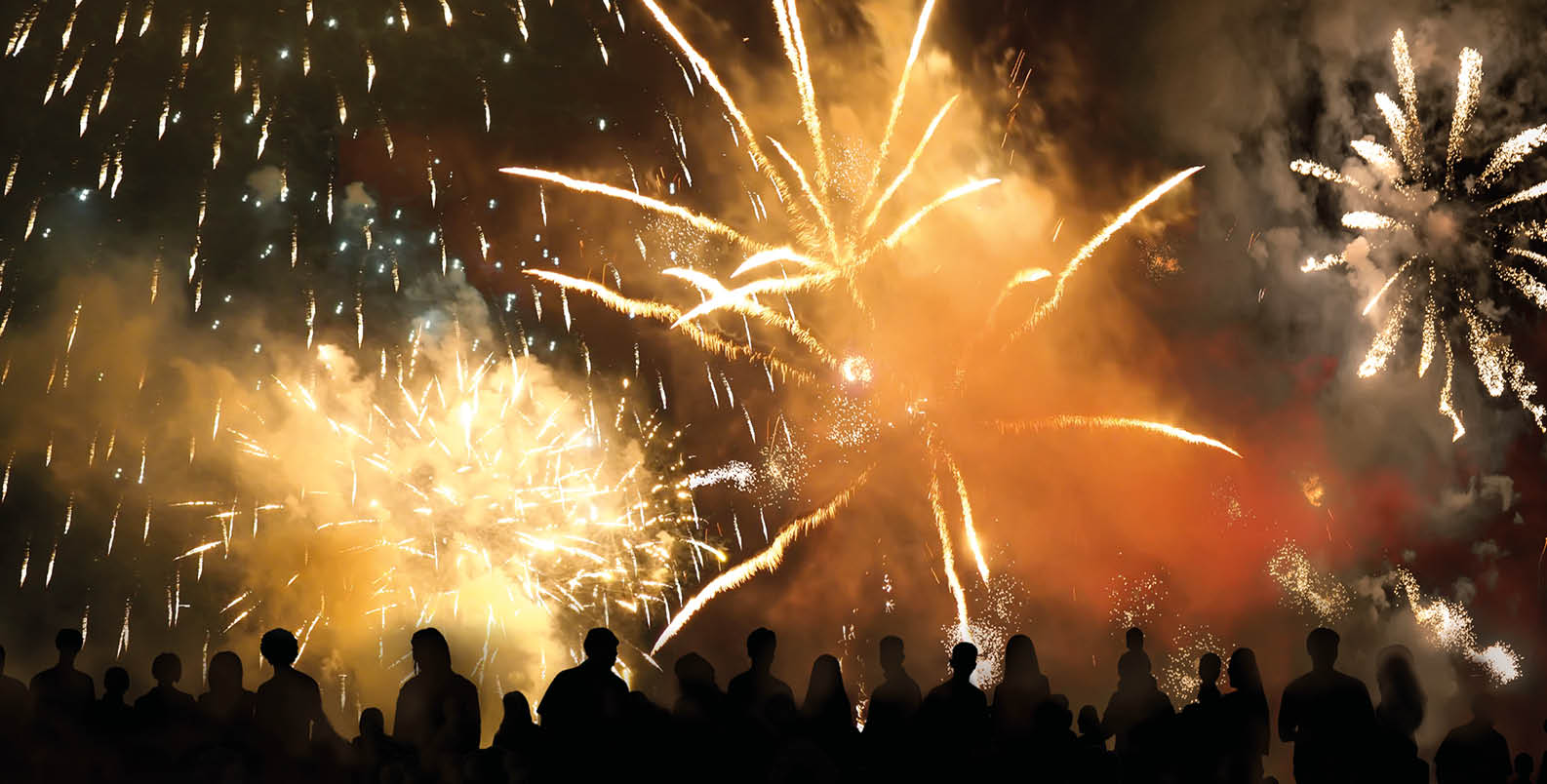 Menschenmenge bei einem Feuerwerk und starker Feinstaubentwicklung